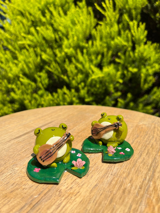 Frog playing Ukelele - Deskfriend